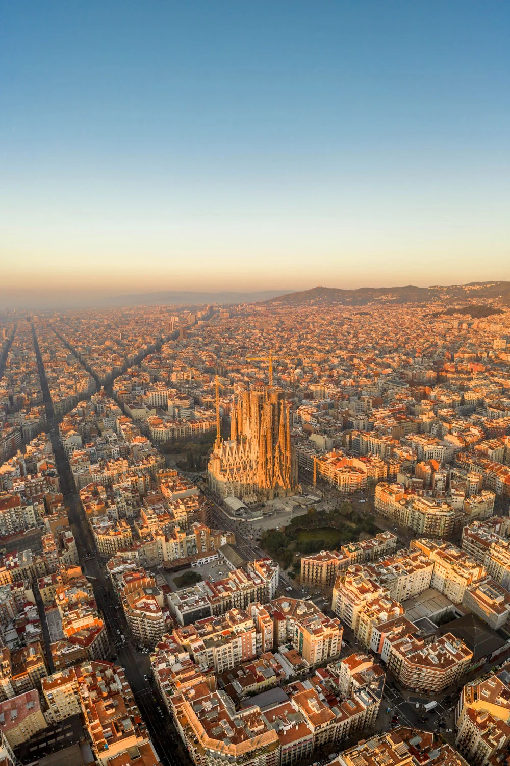 Barcelona desde el aire al amanecer, con la Sagrada Família y la retícula del Eixample