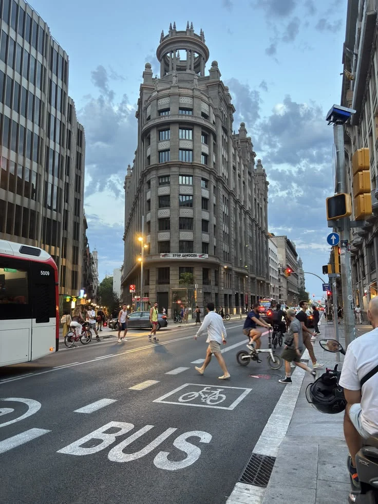 Cruce de Via Laietana a última hora de la tarde, con gente cruzando y el carril bus