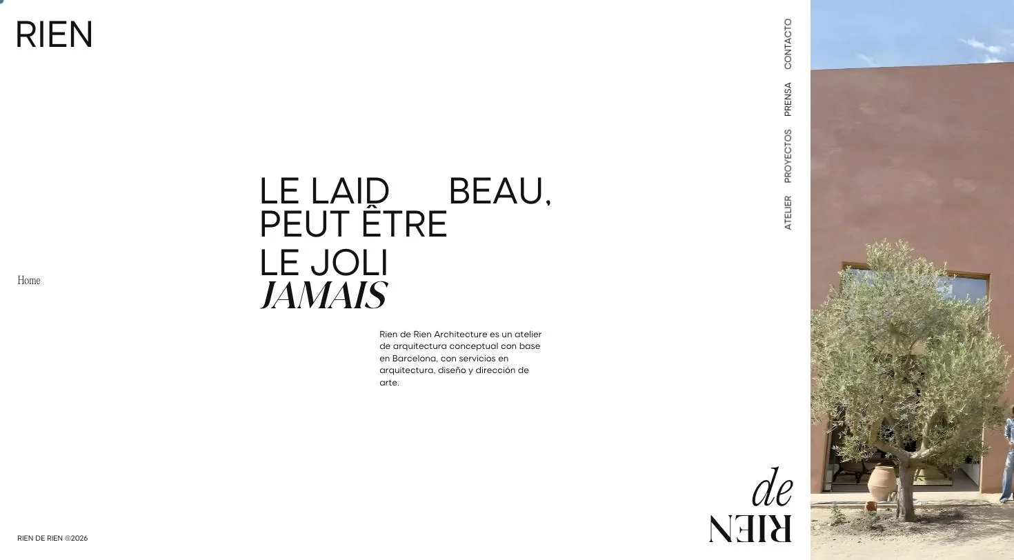 Portada del sitio de Rien de Rien: el lema «Le laid peut être beau, le joli jamais» junto a una fotografía del Baix Empordà