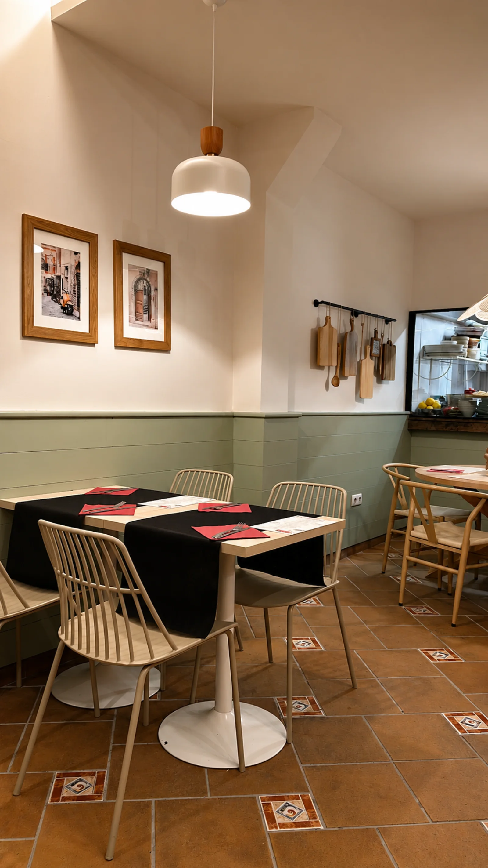 Interior del local, con la barra y el obrador al fondo